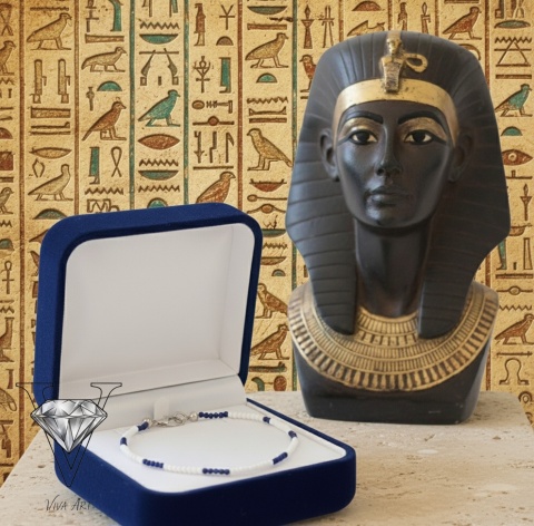 BRANSOLETKA Z SZAFIROWEGO LAPIS LAZULI I BIAŁYCH PRZEKŁADEK W KSZTAŁCIE KULECZEK