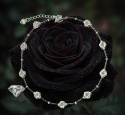BRANSOLETKA Z HEMATYTÓW I SREBRA W KSZTAŁCIE KWIATÓW SREBRNYCH Z CZARNYMI PRZEKŁADKAMI