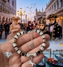 CZARNO BIAŁA BRANSOLETKA Z AKRYLU Z ZAWIESZKĄ OD VIVA JEWELRY & ART