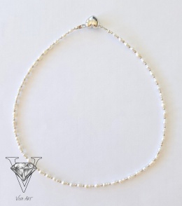 NASZYJNIK BIAŁY Z PEREŁEK NATURALNYCH I SREBRNYCH KULECZEK Z ZAPIECIEM MAGNETYCZNYM W KSZTAŁCIE SERCA