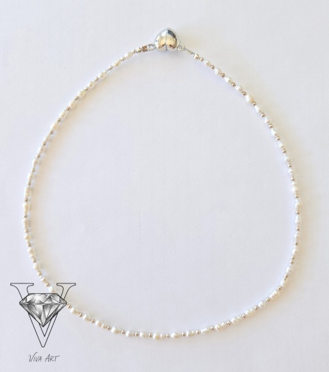 NASZYJNIK BIAŁY Z PEREŁEK NATURALNYCH I SREBRNYCH KULECZEK Z ZAPIECIEM MAGNETYCZNYM W KSZTAŁCIE SERCA