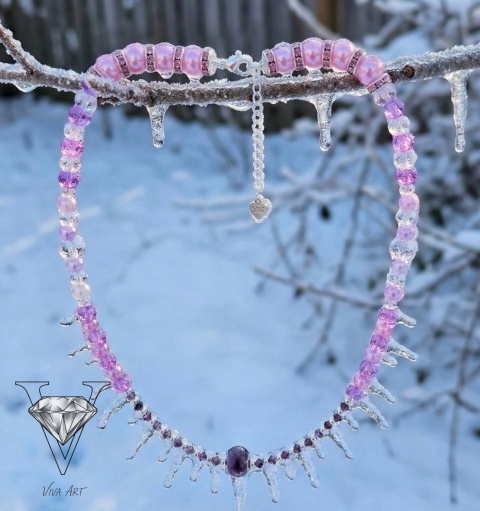 RÓŻOWY NASZYJNIK Z AMETYSTU, SPEKTROLITU I SREBRA OD VIVA JEWELRY