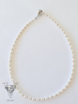 DELIKATNY NASZYJNIK Z PEREŁ I SREBRA Z ZAPIĘCIEM MAGNETYCZNYM