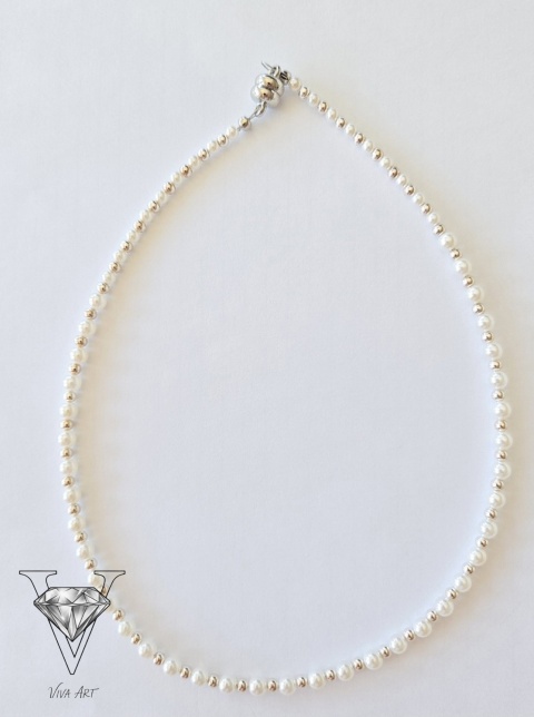 DELIKATNY NASZYJNIK Z PEREŁ I SREBRA Z ZAPIĘCIEM MAGNETYCZNYM