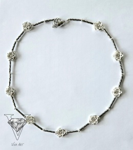 UROCZY NASZYJNIK Z KWIATOWYCH HEMATYTÓW  OD VIVA JEWELRY & ART