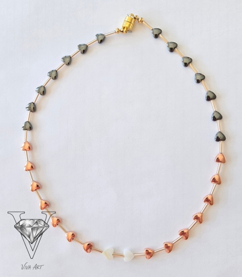 UROCZY NASZYJNIK HEMATYTOWY Z SERC RÓŻOWYCH I CZARNYCH