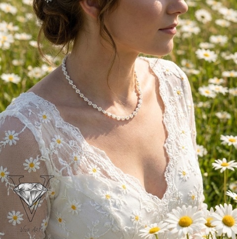 UROCZY NASZYJNIK ZE SREBRA I KRALIKÓW AKRYLOWYCH OD VIVA JEWELRY & ART