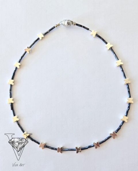 NASZYJIK SZEPT MOTYLA Z ZAPIĘCIEM MAGNETYCZNYM NA TLE ŁĄKI