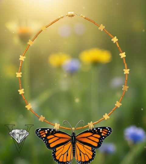 NASZYJNIK Z HEMATYTÓW ZŁOTYCH W KSZTAŁCIE MOTYLI I SZKLANYCH BRĄZOWYCH PRZEKŁADEK Z ZAPIĘCIEM MAGNETYCZNYM