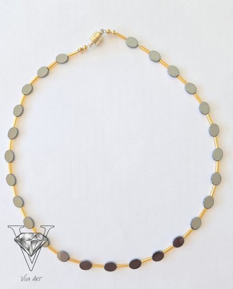 NASZYJNIK Z HEMATYTÓW OWALNYCH I ZŁOTYCH PREKŁADEK Z ZAPIĘCIEM MAGNETYCZNYM